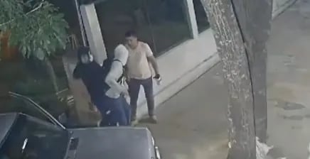 Momento del atraco al comerciante de Capiatá que fue asesinado con un balazo en la cara. (captura de video).