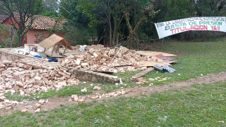 En la foto se observan escombros y lo que quedó de la edificación destruida por Marta González.