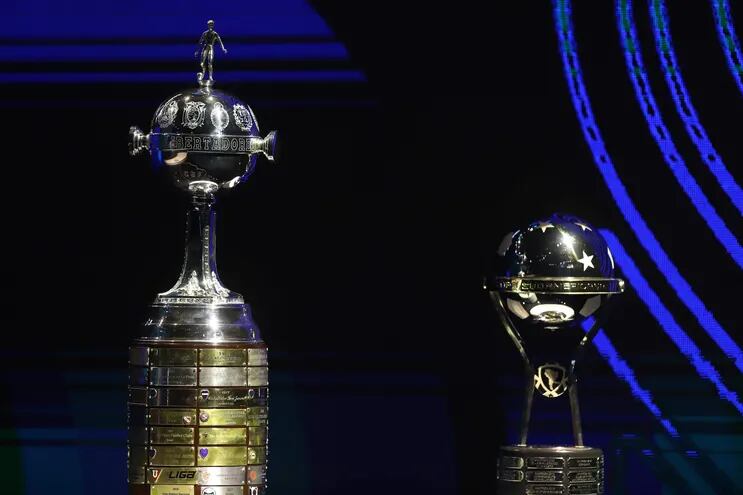 Fotografía de los trofeos de las Copa Libertadores (i) y Copa Sudamericana en los sorteos de las fases preliminares de la edición 2022 de los certámenes sudamericanos.