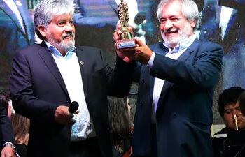 Los integrantes de Vocal 2 muestran el trofeo  “Emiliano R. Fernández” recibido.