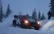 Una postal de los finlandeses Esapekka Lappi y Janne Ferm, a bordo del auto de la marca surcoreana, sobre la espesa nieve que marcó el inicio del evento nórdico.