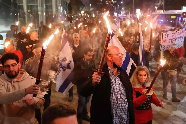 Manifestantes protestan contra el gobierno ultraderechista de Israel, el pasado sábado en Tel Aviv.