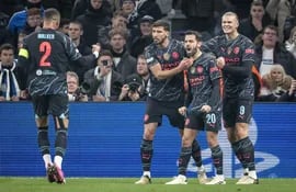 Los futbolistas del Manchester City celebran un gol en un partido frente al Copenhague por la ida de los octavos de final de la Champions League en el estadio Parken, en Copenhague, Dinamarca.