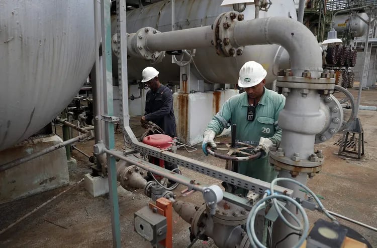 Fotografía que muestra trabajadores en la refinería de petróleo Camilo Cienfuegos hoy, en Cienfuegos (Cuba). Los precios del crudo arrancaron la semana con un ligero descenso. (EFE)