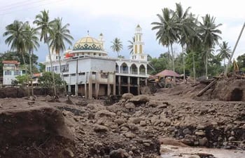 Se ve una mezquita entre barro y escombros después de inundaciones repentinas mortales y flujos de lava fría en Tanah Datar, Sumatra Occidental.