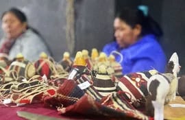 un-grupo-de-mujeres-indigenas-exponen-sus-artesanias-en-uno-de-los-pabellones-de-la-expo-espacio-cedido-para-ellas-por-el-instituto-paraguayo-de-arte-220417000000-1731429.jpg