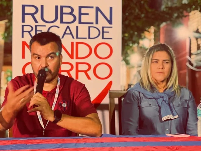 Rubén Recalde (i) durante la campaña de Mundo Cerro para las elecciones de Cerro Porteño.