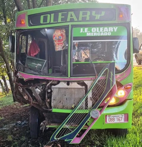 El bus de la empresa Juan E. O'Leary quedó con daños en la parte frontal.