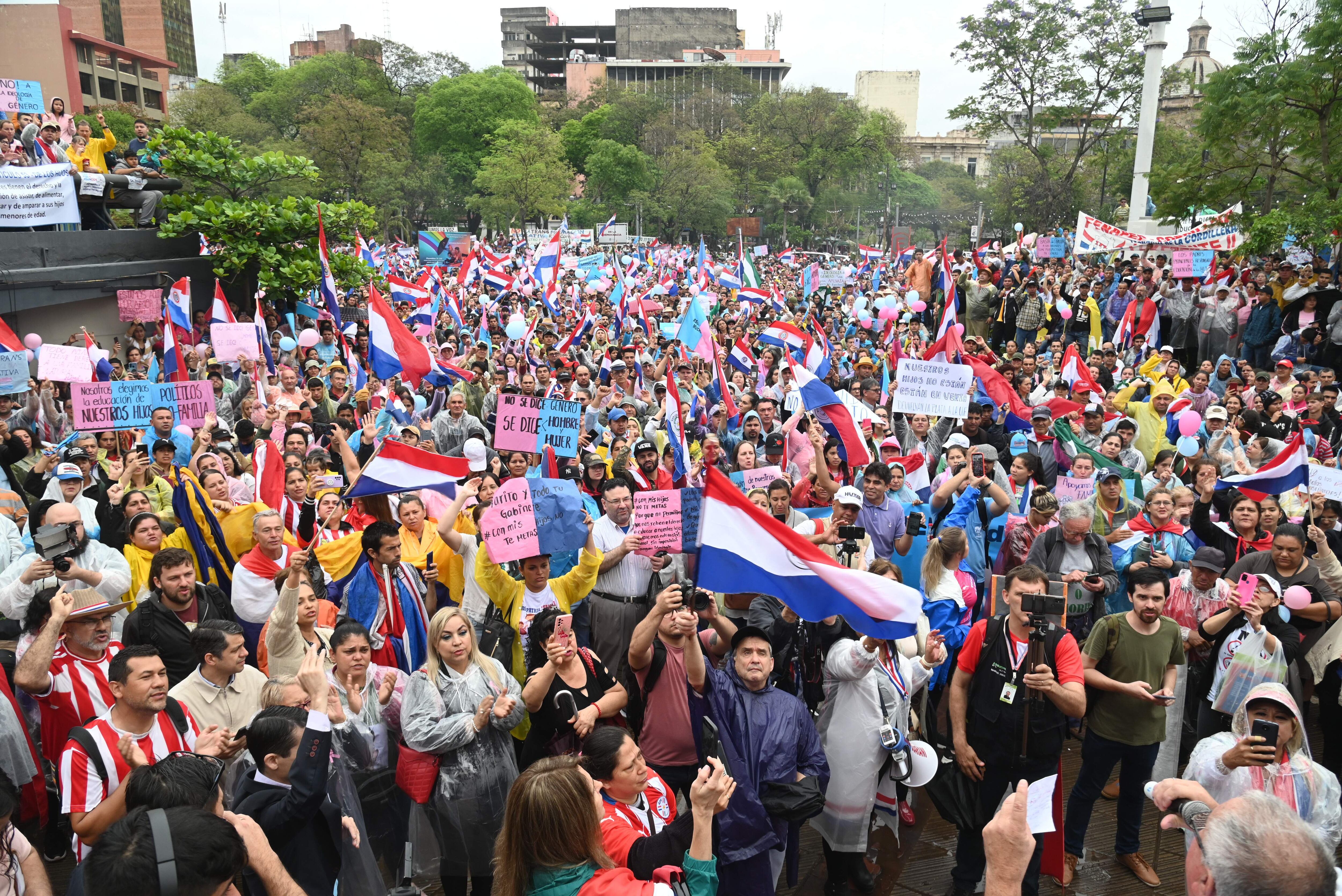 Multitudinaria presencia durante manifestación de protesta contra la Transformación Educativa, realizado el 20 de octubre pasado en la Plaza de la Democracia. 