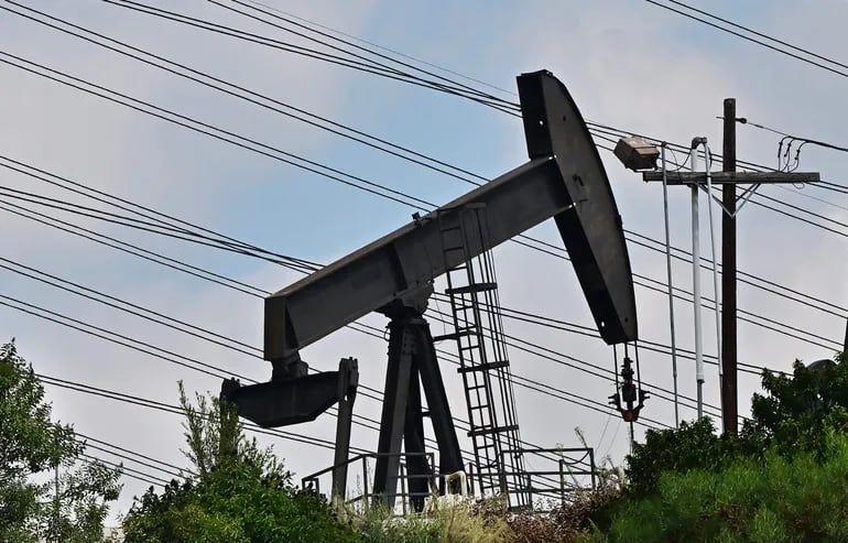 Extractor de petróleo en Montebello, California. Los precios del crudo siguen con tendencia al alza impactados por la decisión de Rusia y Arabia Saudita.  (archivo)