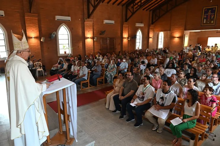 La misa de sanación en honor a San Charbel fue presidida por monseñor Edmundo Valenzuela.