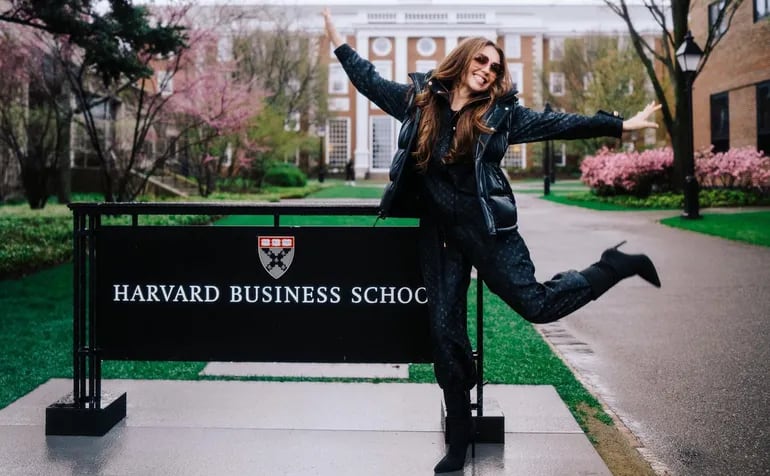 Thalía llegando feliz a la Universidad de Harvard para dar una charla sobre negocios.
