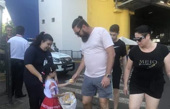 Una niña con atuendo típico repartía las chipas a los turistas que llegaban a Ciudad del Este.