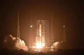 China revela objetivos y carga útil de misión Chang'e 7 para el polo sur lunar en 2026. (archivo)