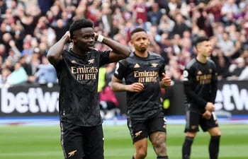 Bukayo Saka (i), futbolista del Arsenal, lamenta el penal errado contra el West Ham por la Premier League en el estadio de Londres.
