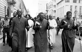 En el centro, Desmond Tutu, arzobispo de Johannesburgo, marchando por la liberación de Geoff Moselane en abril de 1985. A la izquierda, el obispo Sigisbert Ndwandwe; a la derecha, el obispo Simeon Nkoane (Foto: Robert Tshabalala).