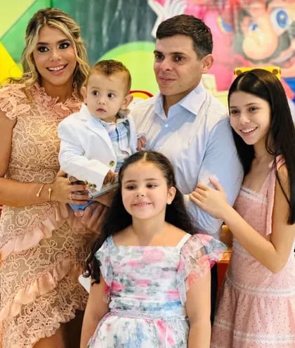 ¡Hermosa familia! El cumpleañero Joaquín con sus papis Gaby Mena y Christian Machuca, y sus hermanita Giulia y Anabella.