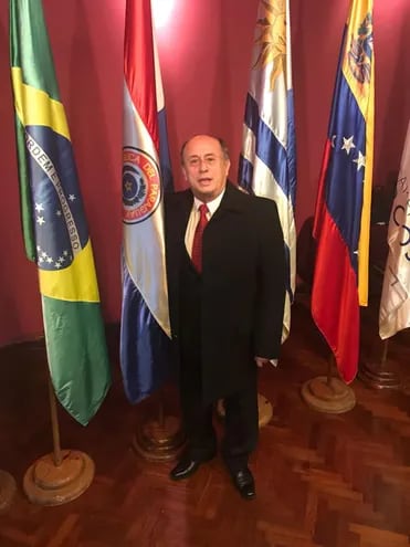 Celso Troche (ANR, HC) parlasuriano por Paraguay. Investigado por vacunación vip.