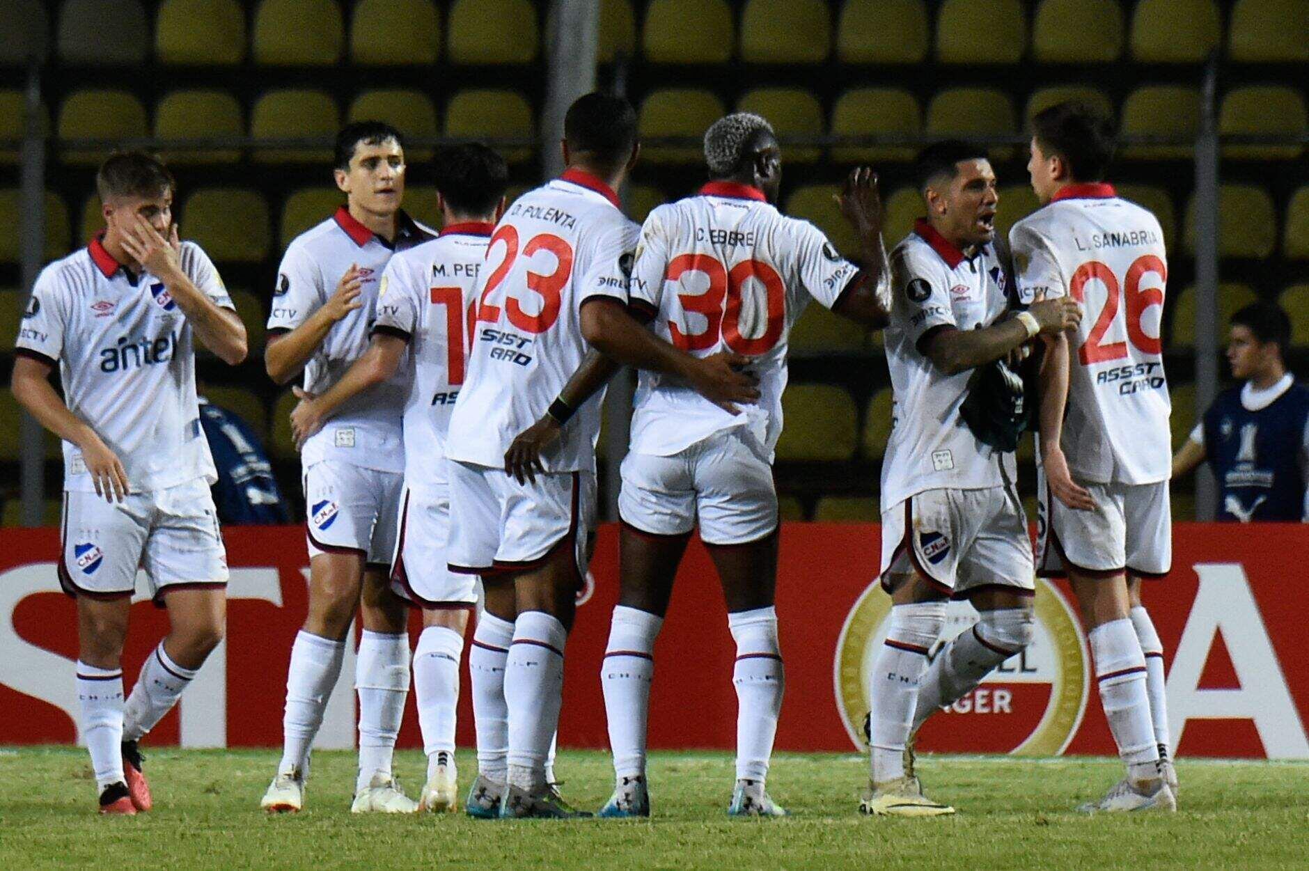 Los jugadores de Nacional de Montevideo celebran un gol en el partido frente al Deportivo Táchira por la penúltima fecha de la fase de grupos de la Copa Libertadores 2024 en el estadio Pueblo Nuevo, en San Cristóbal, Venezuela.