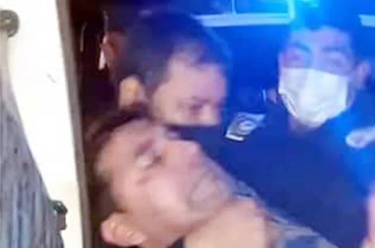 El vídeo capta el momento en que los agentes policiales dominan a la fuerza a Diosnel Villalba.