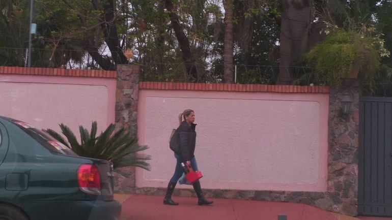 María Laura Miers llega a casa del exsenador Óscar González Daher en la mañana de pasado martes.