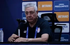 Carlos de los Santos Jara Saguier (73 años), seleccionador albirrojo Sub 23.