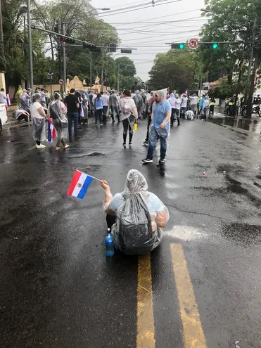 Descontratados de Itaipú, en protesta sobre la Avenida Mariscal López.