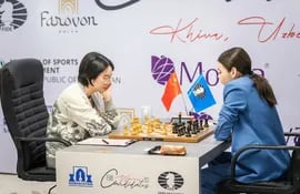 Tan Zhongyi y Aleksandra Goryachkina (Foto, Timur Sattarov, FIDE)