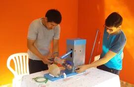 Oscar Rosas y Elías Larroza, construyeron un respirador  automático