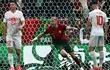 Pepe inicia el festejo de su gol con golpe de cabeza ante Suiza.