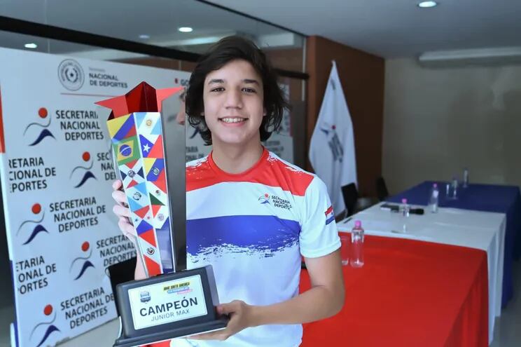 El piloto paraguayo Alejandro Samaniego, campeón sudamericano de karting, tras un acto de reconocimiento por parte de la SND.