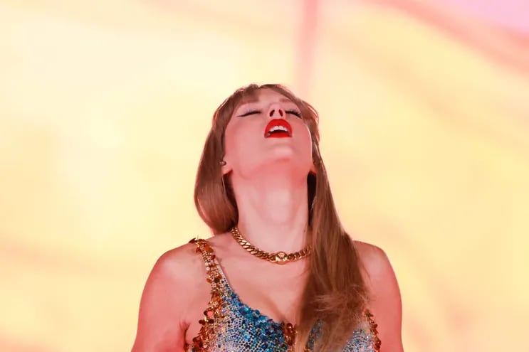 Taylor Swift durante su show en el SoFi Stadium de Los Ángeles, que se registra en el documental "Taylor Swift: The Eras Tour". La cantante anunció que el mismo estará disponible en streaming.