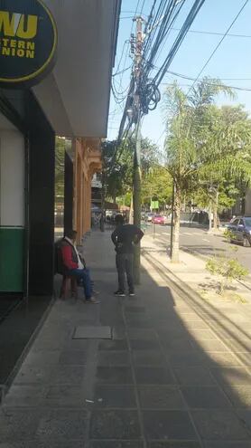 Maraña de cables sobre la calle Palma, del microcentro de Asunción.