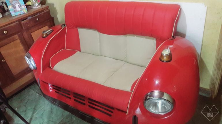 Nueva vida a las chatarras: crean muebles con partes de autos