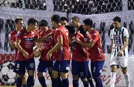 todos-los-abrazos-son-para-adam-bareiro-tapado-por-sus-companeros-quien-habia-ingresado-cuatro-minutos-antes-de-convertir-su-gol-que-significo-la-234011000000-1580056.jpg