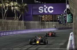 Bandera a cuadros para el Red Bull de Max Verstappen, escoltado por la Ferrari de Charles Leclerc, en el GP de Arabia Saudí, en el circuito de Yedá.