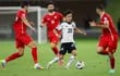 Takefusa Kubo (c), la figura de Japón, intenta abrirse paso entre tres jugadores de Siria durante el partido que disputaron ayer.