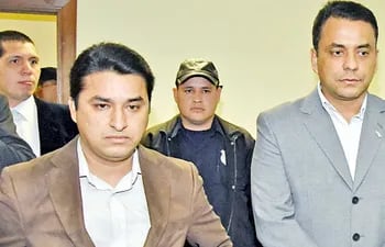 Ardonio Sánchez Garcete (izq.) junto a su hermano, el fallecido Carlos Rubén Sánchez Garcete, en una de las audiencias en tribunales.