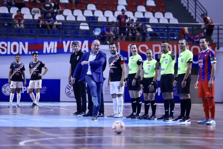 José Luis Alder Benítez, presidente de la Divisional de Futsal FIFA, dió ayer el puntapié inicial a la Premium, en el juego Cerro Porteño vs. Presidente Hayes.