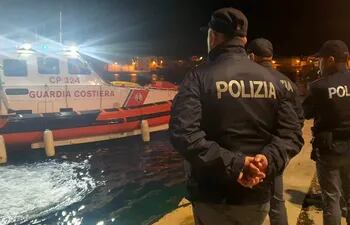 Policías en el muelle del puerto esperan la embarcación con los cuerpos de 8 migrantes en Lampedusa, Sicilia, Italia, 03 de febrero de 2023.