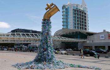 Una imagen de referencia sobre la contaminación por plástico. La escultura fue hecha por el artista canadiense Benjamin Von Wong.