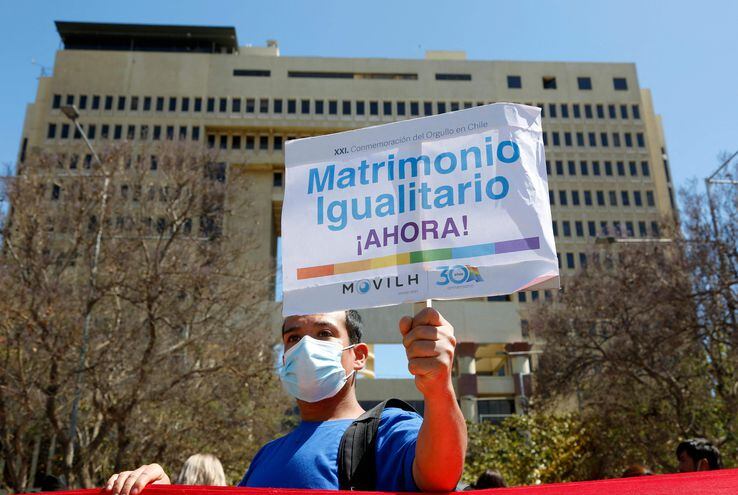 Postergan voto en el Senado de proyecto de matrimonio igualitario en Chile.