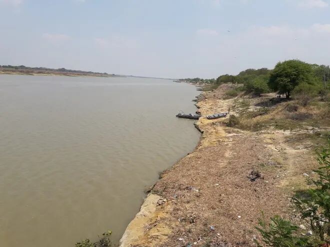 La falta de lluvia afecta directamente en el caudal del río Paraguay que cada día está más bajo.