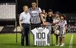 Rubén Di Tore entrega a Óscar Cardozo la camiseta enmarcada en alusión al “centenar de goles”.