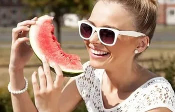 Las frutas y verduras tienen un alto contenido de vitaminas, minerales y antioxidantes que nutren tu cuerpo y también se ha demostrado que aumentan la felicidad.