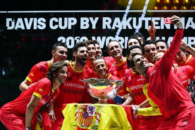 La selfie de los campeones 2019 de la Copa Davis de tenis, con Rafael Nadal como protagonista sacando la foto con su celular. España conquistó su sexta corona.