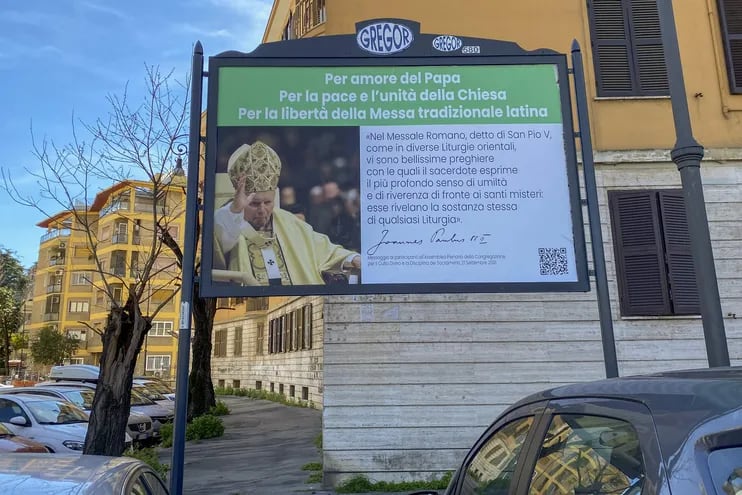 En los alrededores del Vaticano aparecieron hoy una decena de carteles en vallas publicitarias para protestar contra la decisión del papa Francisco de limitar las misas de rito antiguo, en latín, previas al Concilio Vaticano II (1962-1965). (EFE)