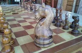 Artesanía paraguaya para la elaboración de piezas y tableros de ajedrez, obra del aregüeño Del Rosario Barrios (gentileza, Alejandro Fretes)