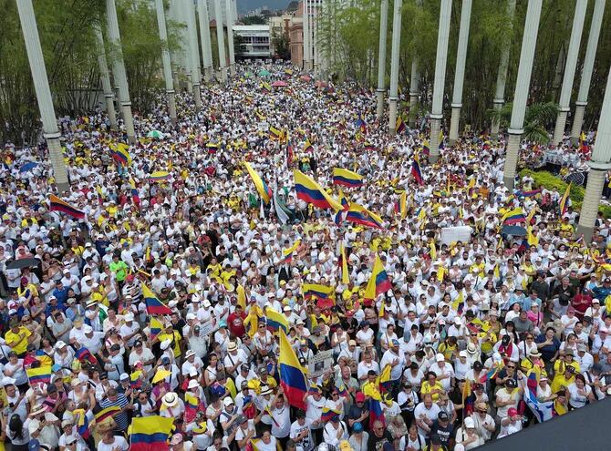 Cientos de manifestantes rechazan las reformas de salud y pensiones, en Medellin, Colombia.
