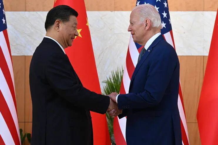 El presidente de EE.UU., Joe Biden (d) y el gobernante chino, Xi Jinping (i) se saludan durante un encuentro en el marco del G20, en Bali, Indonesia.  (AFP)